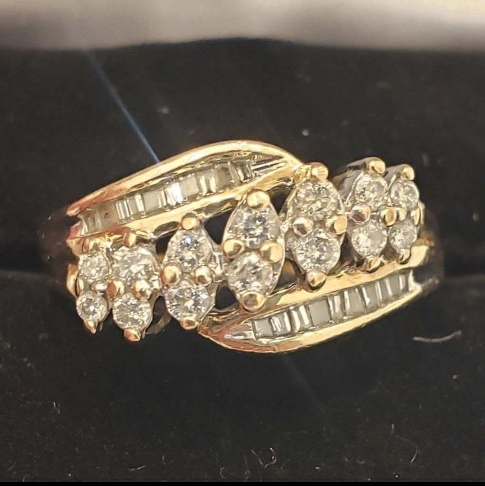 Stunning 10k gold Diamond band ring